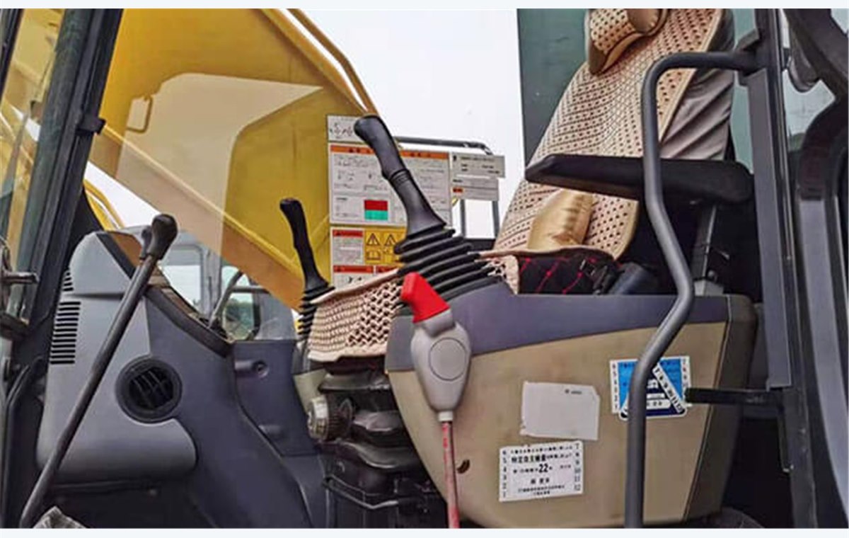 Used Komatsu PC200-8 Excavator detail photo